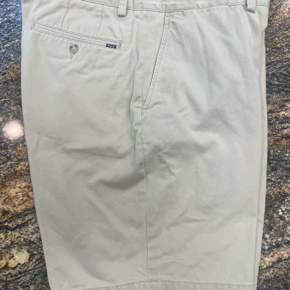 Polo/Ralph Lauren  classic Fit Men's Khaki shorts  34 Waist, 9”